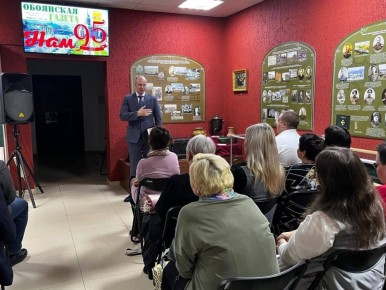 Партийцы поздравили коллектив «Обоянской газеты» с 95-летием