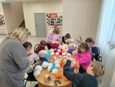 В преддверии самого нежного праздника - Дня матери, работники Нижнереутчанского СДК и библиотеки провели мастер-класс, в ходе которого дети с большим старанием смастерили необычные и яркие букеты цветов