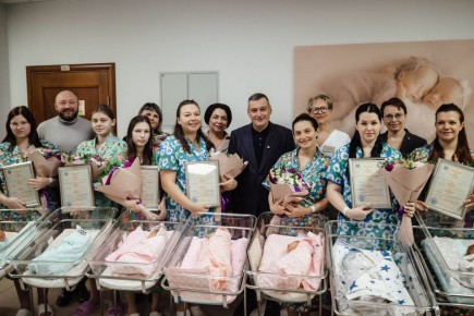 Александр Хинштейн вручил первые документы новорождённым курянам в День матери