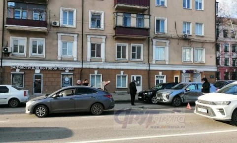 В Курске полиция рассказала подробности тройного ДТП с раненым на улице Радищева