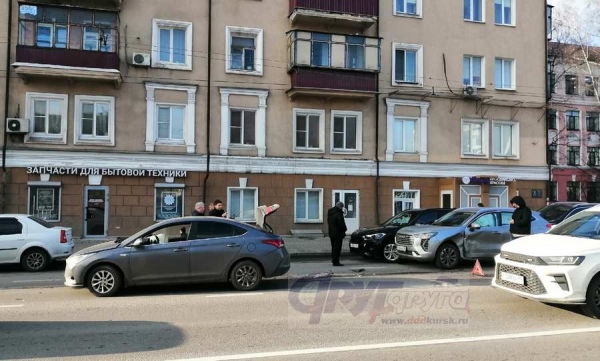В Курске полиция рассказала подробности тройного ДТП с раненым на улице Радищева