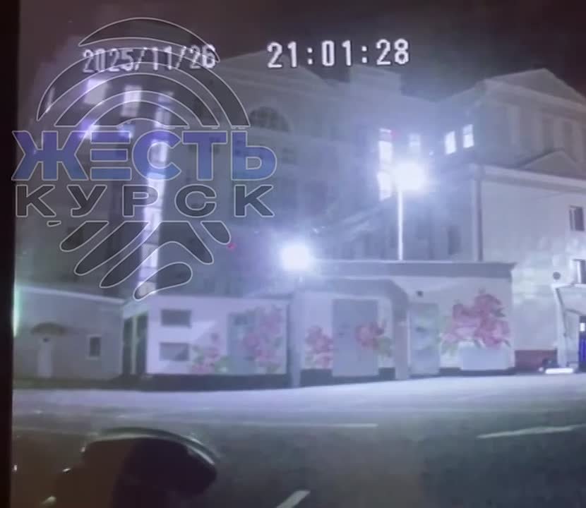 Местные ТГ-каналы сообщают, что обломки вражеского БПЛА упали на крышу Курского государственного университета