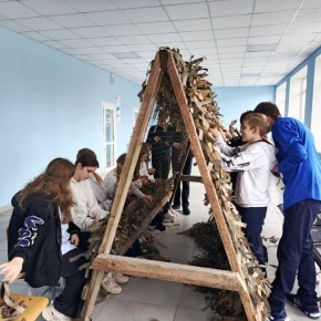 Коллектив Верхнелюбажской средней школы продолжает помогать нашим солдатам и плетёт маскировочные сети