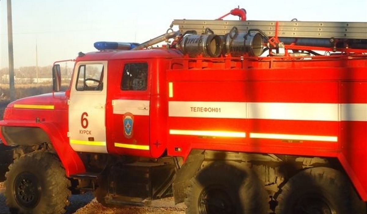 В Курском районе водитель потушил горящий автомобиль до приезда пожарных