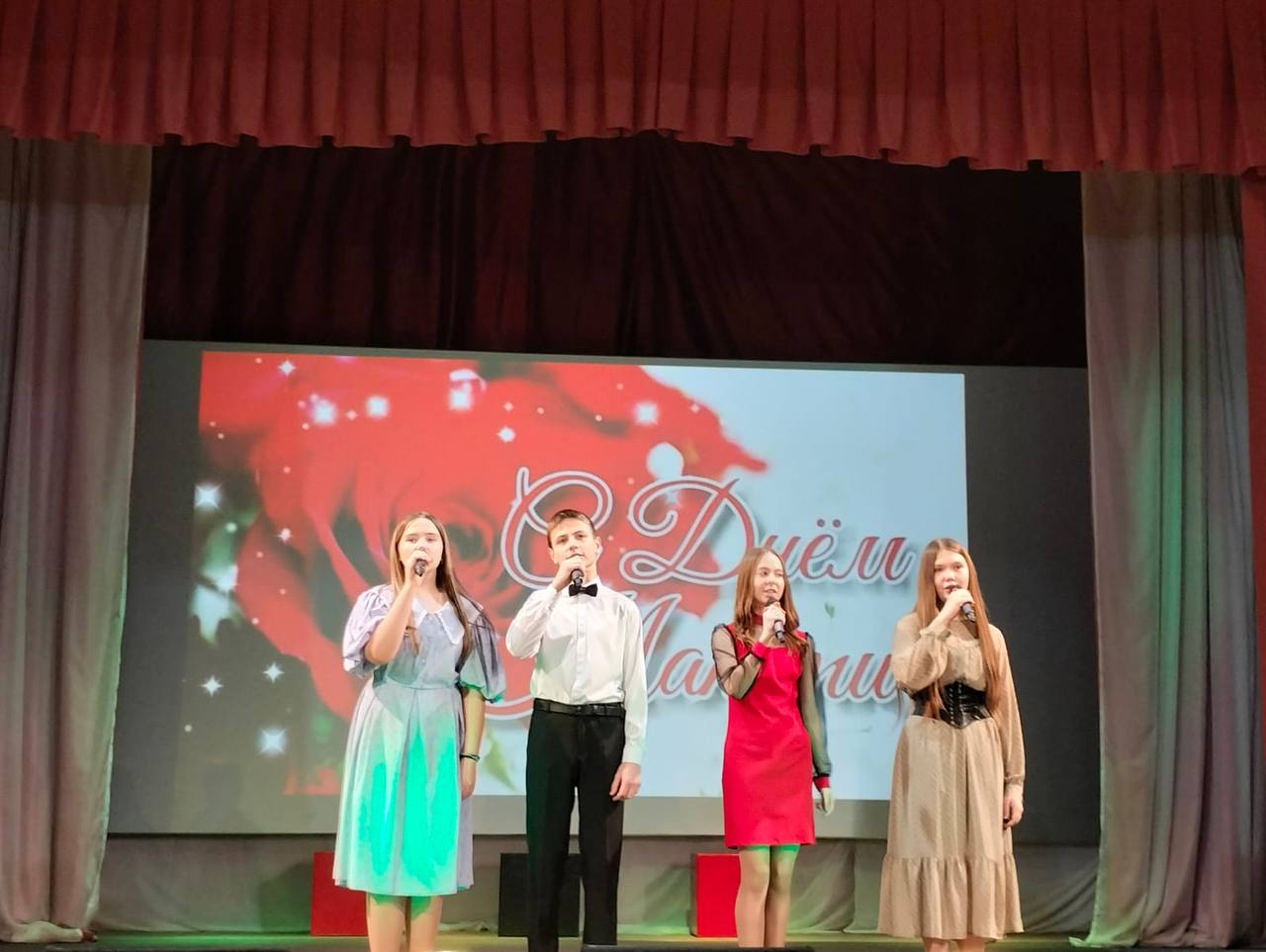 Виктор Петров: Сегодня, в преддверии Дня матери, в районном Доме культуры Пристенского района состоялся замечательный праздничный концерт