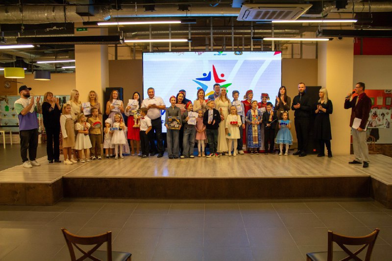 В арт-пространстве «Луна» прошел фестиваль семейного творчества «Мир — одна семья»