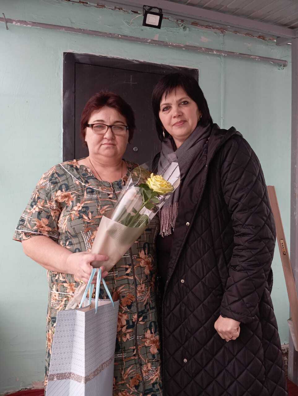 В преддверии Дня матери глава Верхнелюбажского сельсовета поздравила матерей участников специальной военной операции с праздником