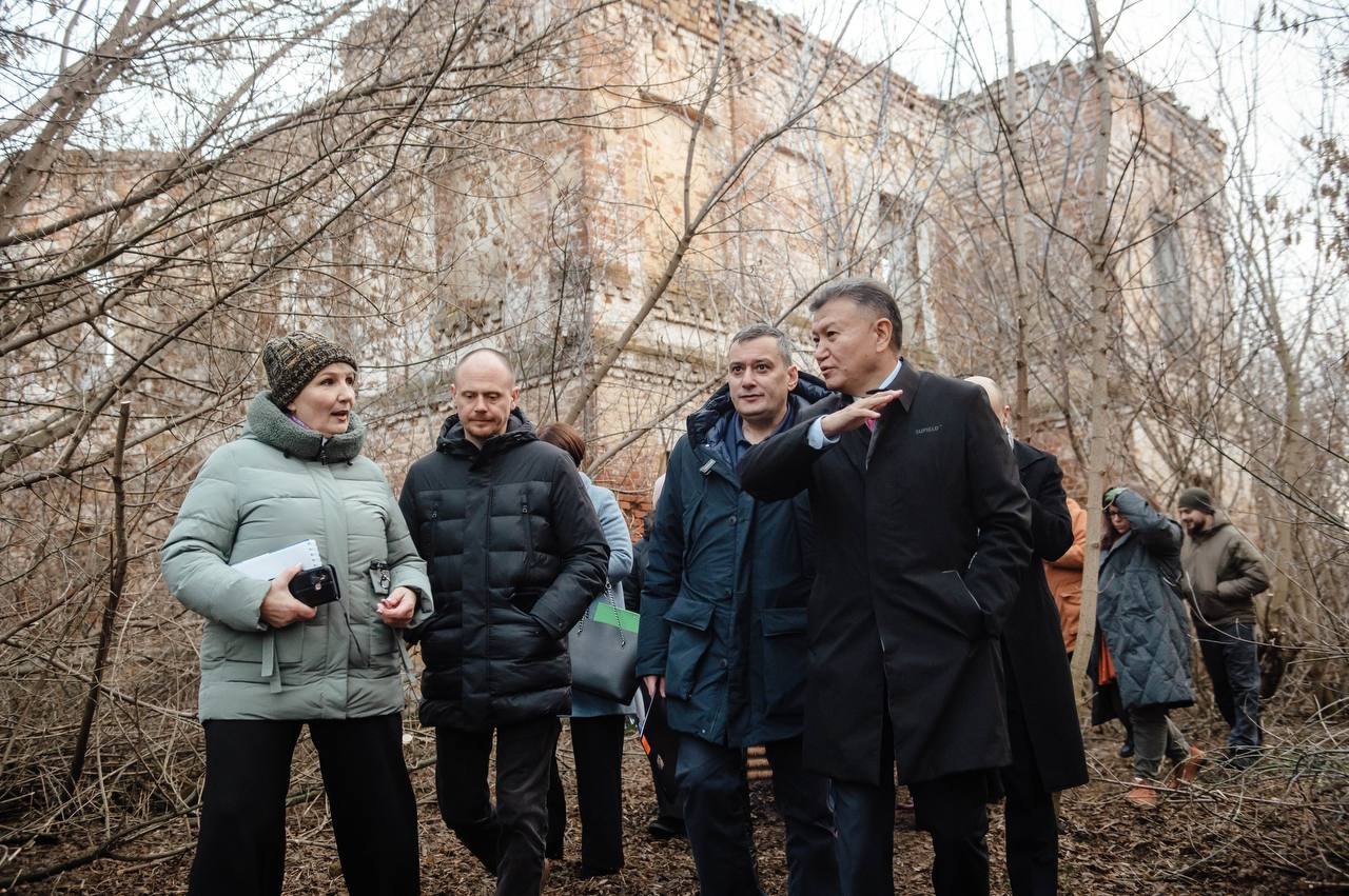 Развитие шахмат на селе, обучение этой интеллектуальной игре людей с ограниченными возможностями здоровья и создание музея-усадьбы первого русского чемпиона мира по шахматам в Касторенском районе — такие задачи поставили...