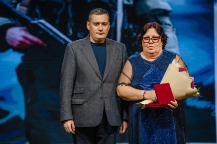 Александр Хинштейн вручил награды матерям погибших военнослужащих