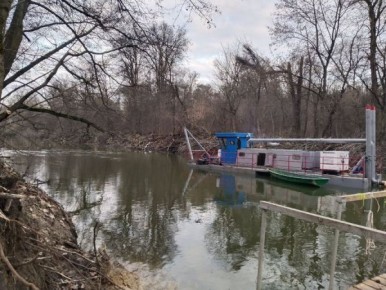 В Курске врио министра проверил работу земснаряда на реке Тускарь
