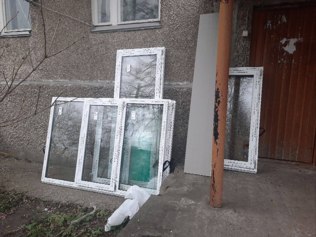 Во Льгове Курской области устанавливают стеклопакеты в пострадавших от атаки ВСУ домах