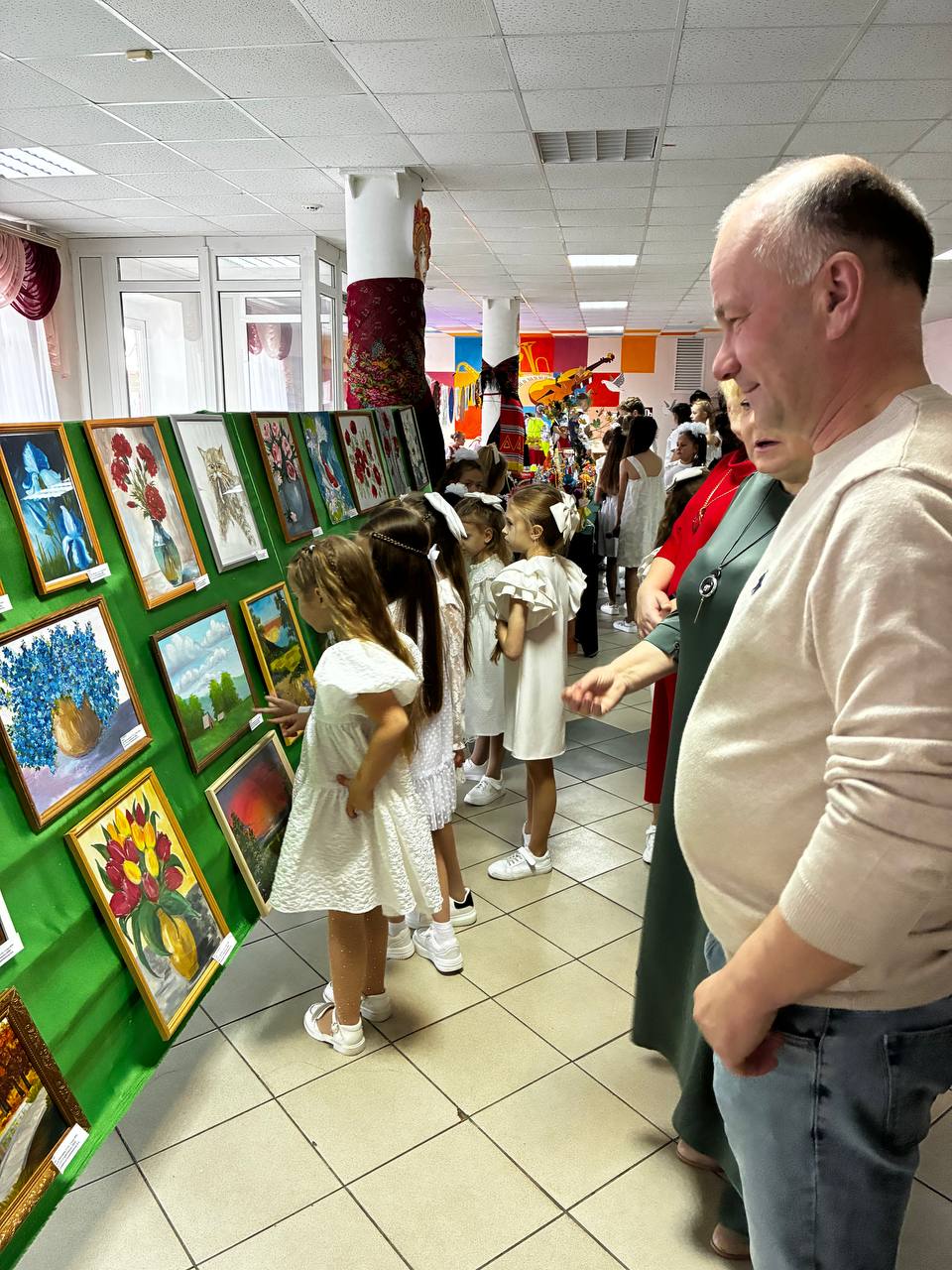 Андрей Амерев: В преддверии грандиозного торжества, посвященного 60-летнему юбилею Горшеченской детской школы искусств, развернулась феерическая выставка, представившая на суд зрителей лучшие творческие работы учеников и...