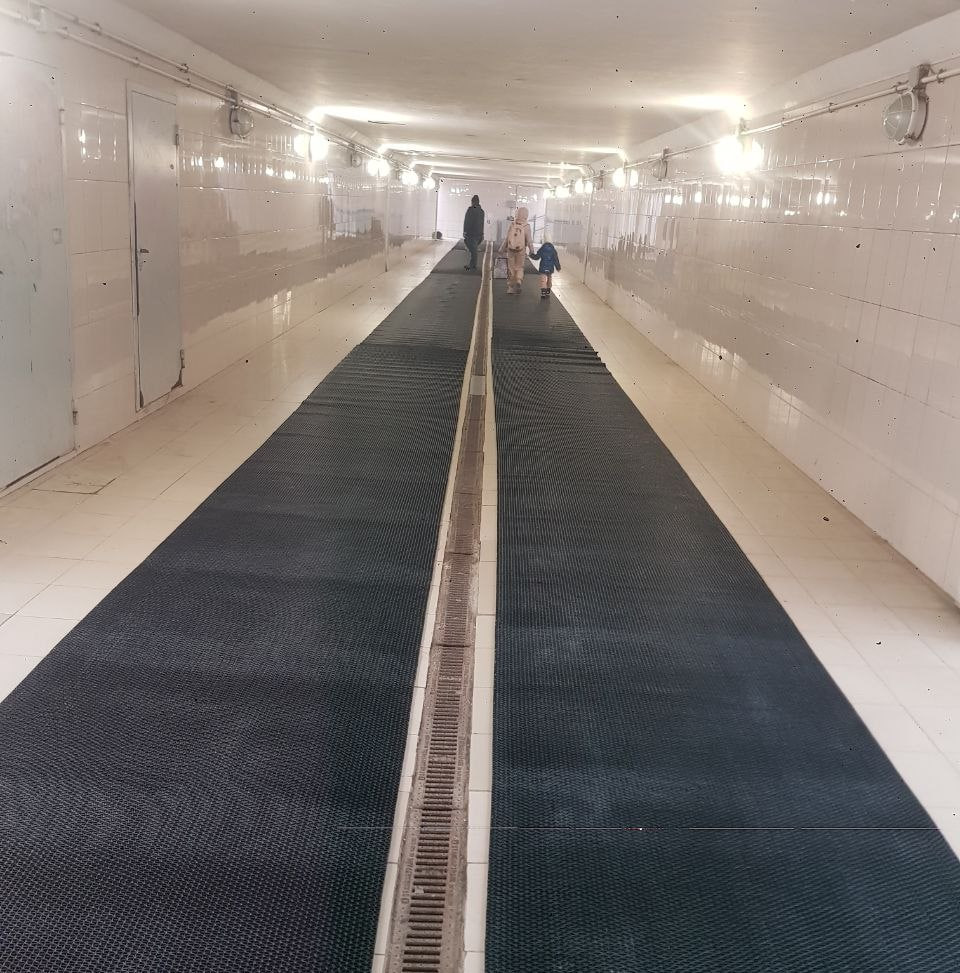 В подземном переходе на проспекте Плевицкой уложили новое резиновое покрытие