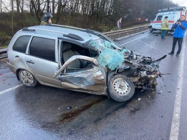 В Курской области в аварии с грузовиком ранены два водителя и девушка