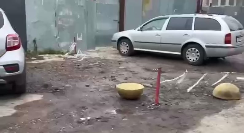 В Курске активисты вернули на место защитные полусферы у школы №54