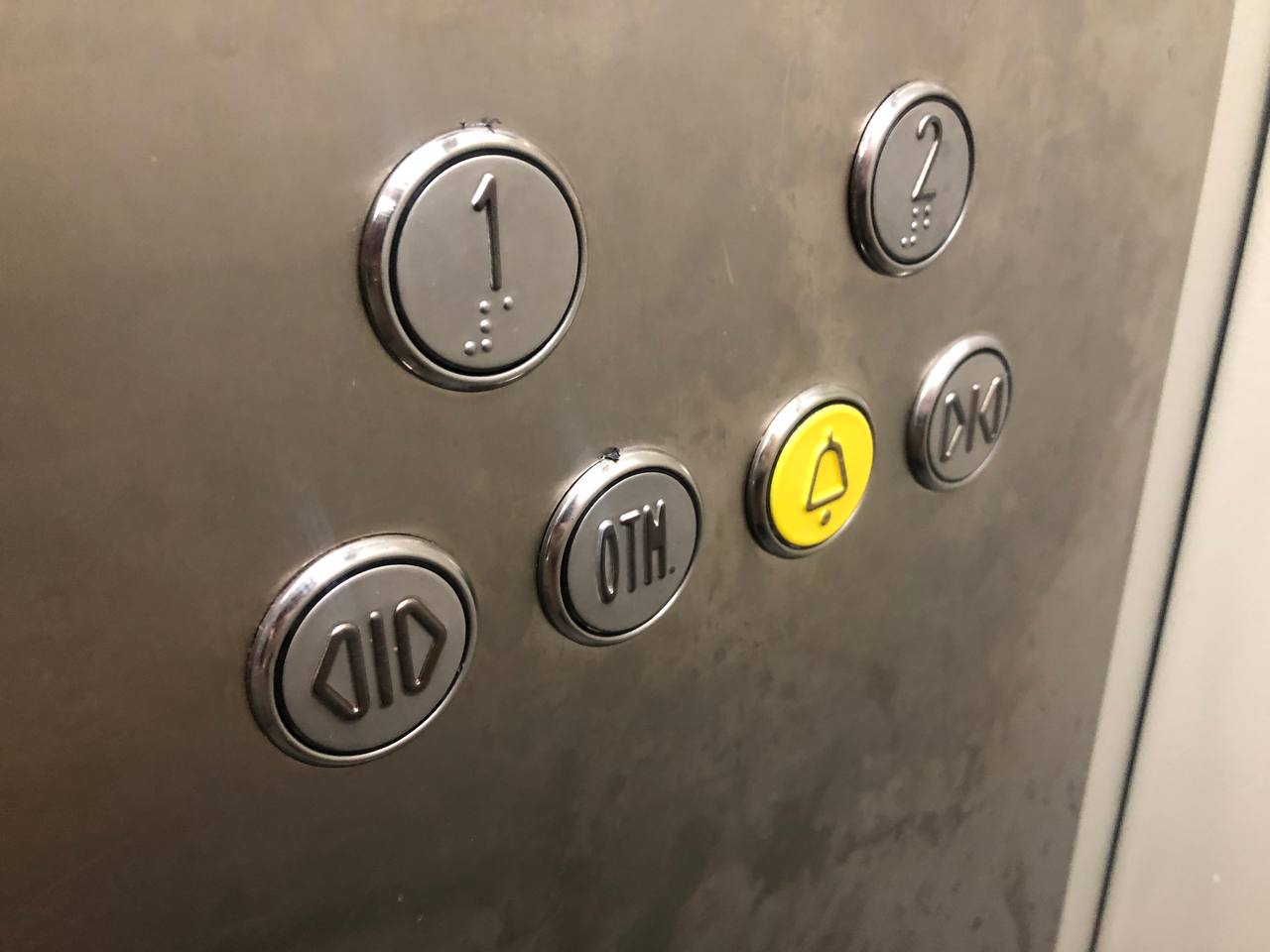 В Курске нетрезвый мужчина напал на девушку в лифте и отобрал ноутбук