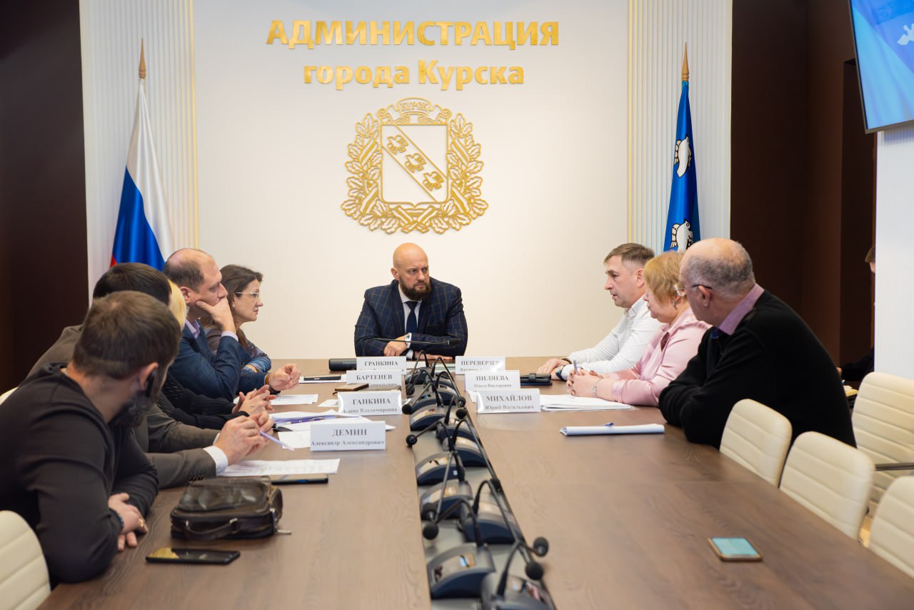 Евгений Маслов: Сегодня провел рабочее совещание с управляющими компаниями «Регион46», «Наш город», «Парковая»