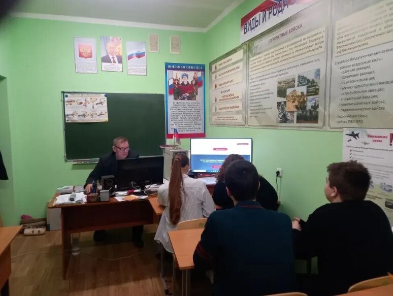 Обучающиеся Ванинской школы в составе военно-патриотического клуба "Факел" приняли участие в Ежегодной всероссийской просветительской акции "Военно-патриотический диктант 2025"