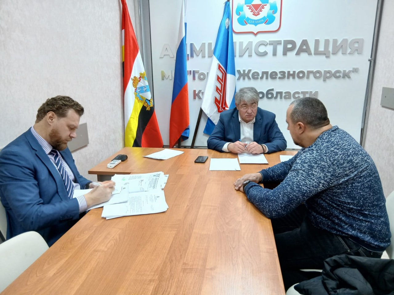 Александр Михайлов: В ходе очередного личного приема были оформлены обращения железногорцев по вопросам ремонта дорог и тротуаров, организации уличного освещения, поезда школьников в городском транспорте и других направлений