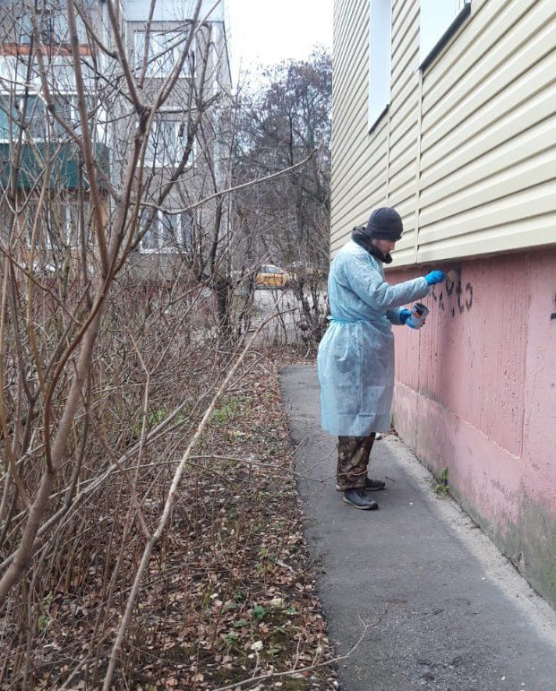 На улицах Комарова и Дейнеки куряне закрасили более 200 надписей с наркорекламой