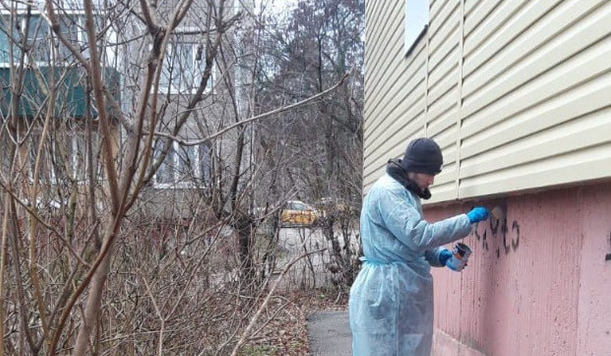 В Курске на двух улицах закрасили более 200 объявлений наркорекламы