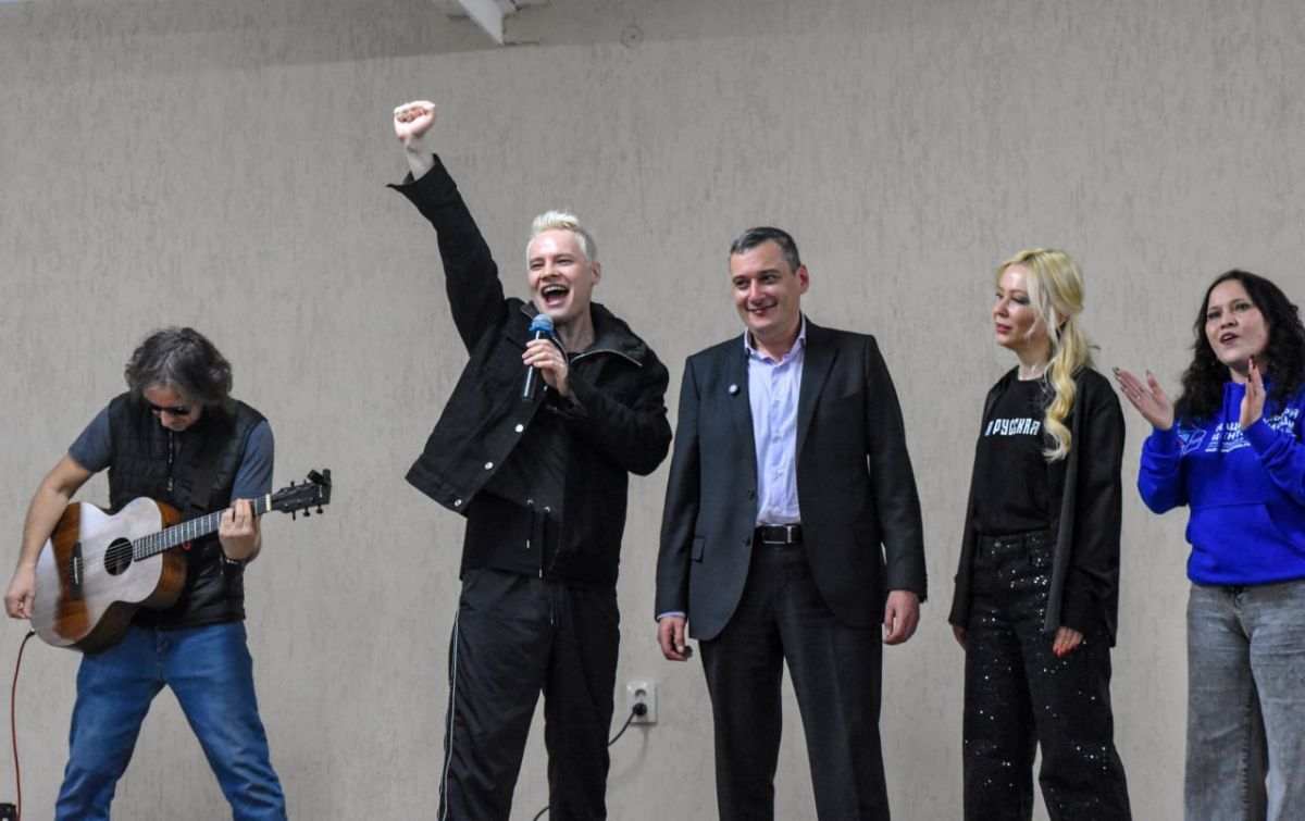 SHAMAN дал благотворительный концерт для переселенцев Курской области и исполнил хит с губернатором