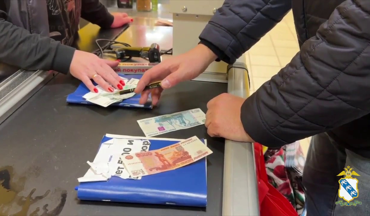 В Курской области полицейские учили продавцов определять фальшивые купюры