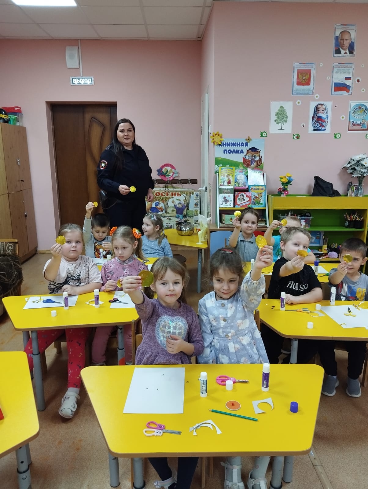 Сотрудники Госавтоинспекции по Обоянскому району провели урок творчества по изготовлению световозвращающих элементов с воспитанниками МКДОУ «Детский сад 5»