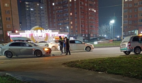 На проспекте Вячеслава Клыкова в Курске из-за ДТП заняты две полосы движения