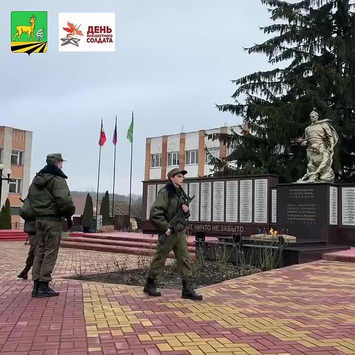 Сегодня прошло возложение цветов к могиле наших воинов на главной площади поселка Медвенка