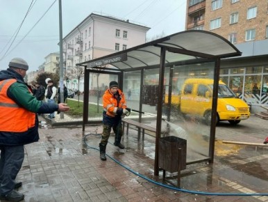 В Курске 3 декабря начали мыть остановки общественного транспорта