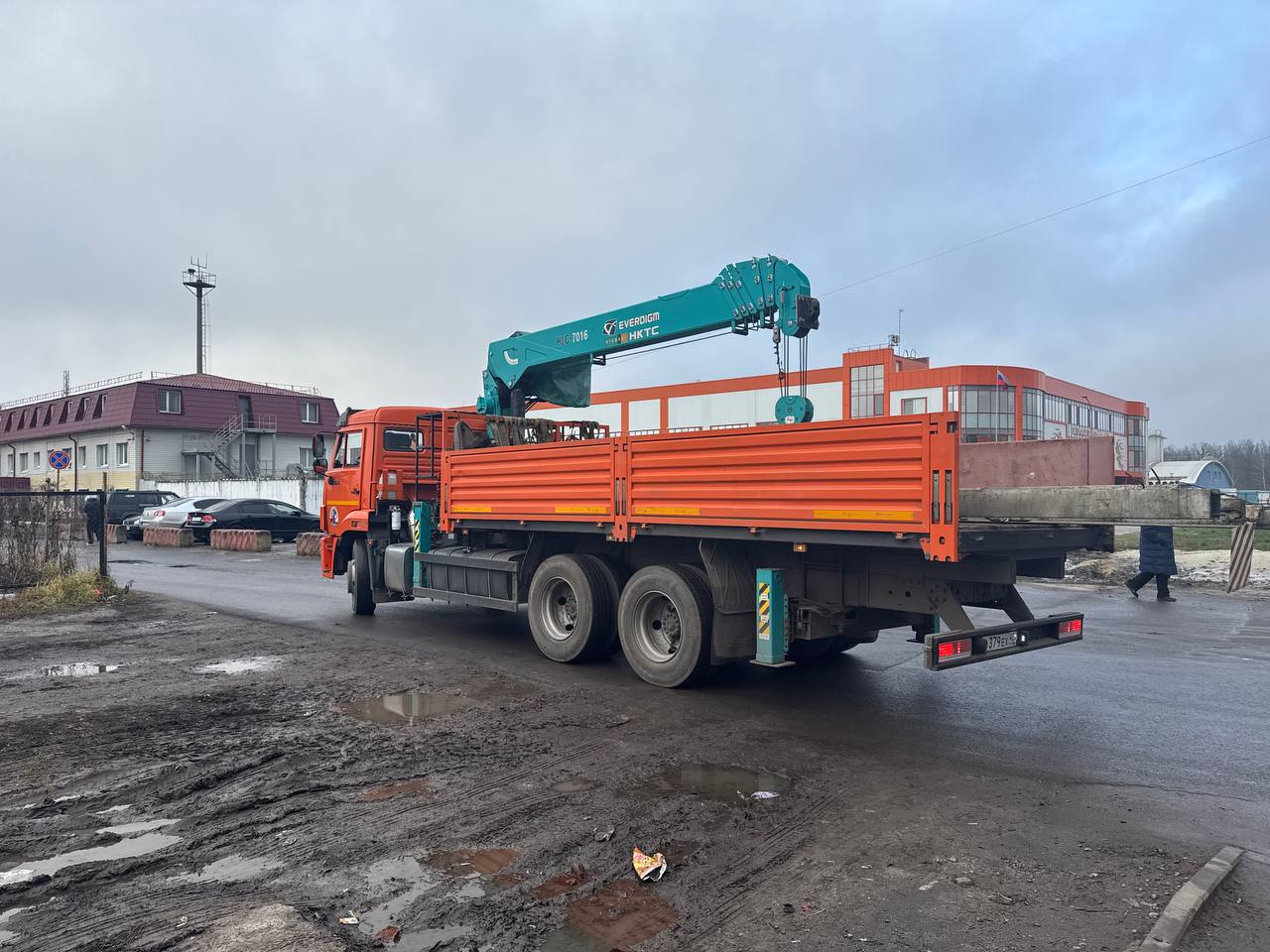 В Курске на Веспремской устанавливают препятствия для заезда на газон