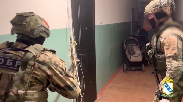 В Курской области полиция и СОБР задержали двух вымогателей