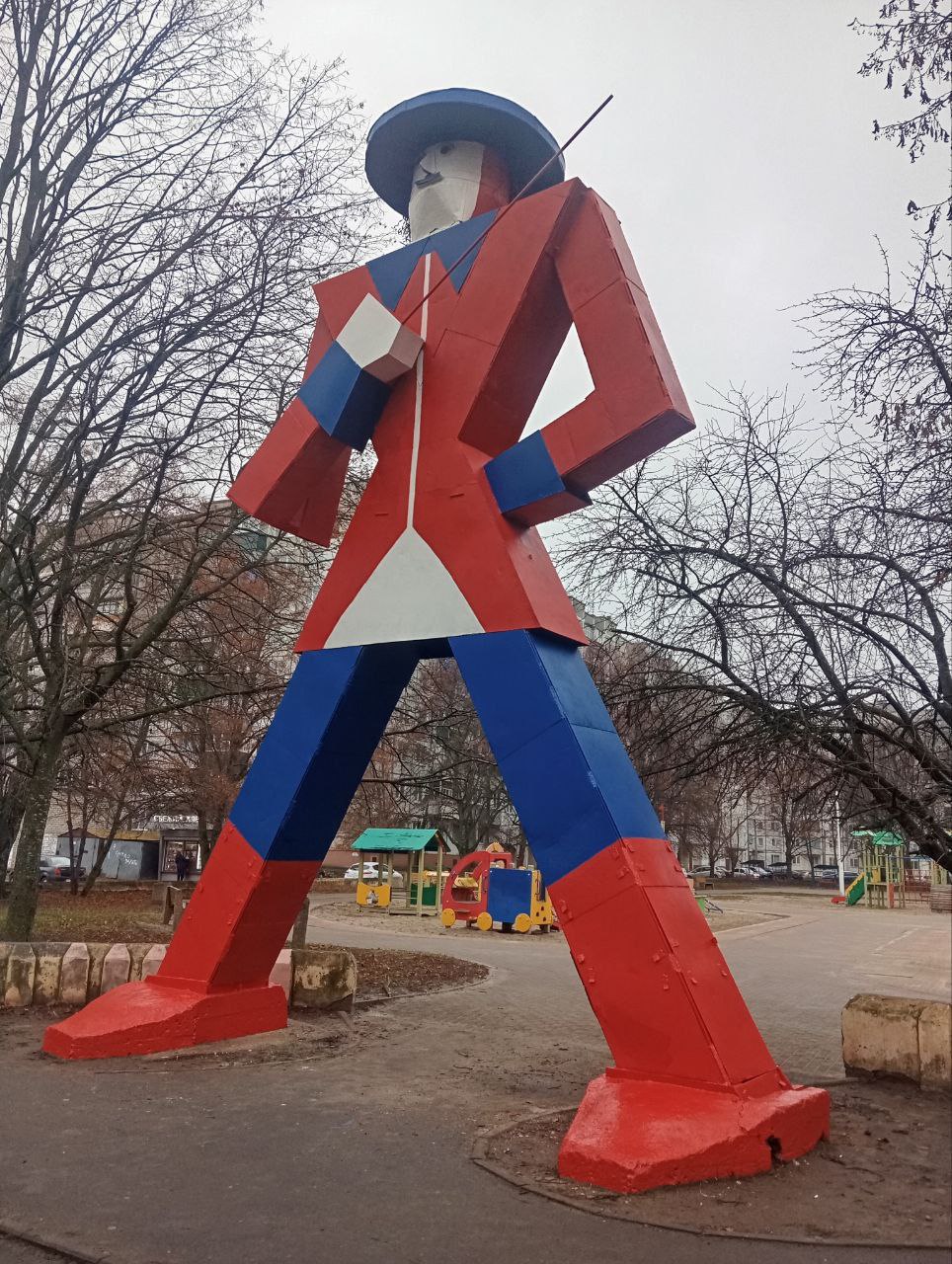 В сквере «Гулливер» привели в порядок главную фигуру и детскую площадку