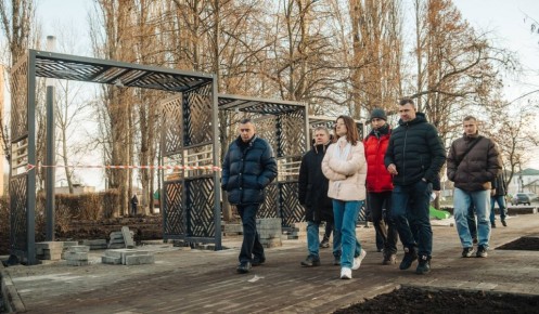 В Курске Александр Хинштейн проверил ход работ по благоустройству скверов