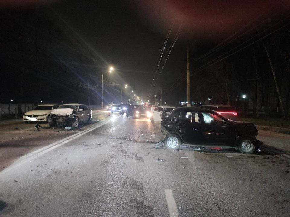 По предварительной информации, 06.12.2025 г. примерно в 22:40 водитель 1996 г.р., управляя автомобилем Шкода Рапид, двигаясь по ул.К. Маркса г. Курска, со стороны ул. Кавказская в сторону проспекта Победы, в районе д. 72/4...