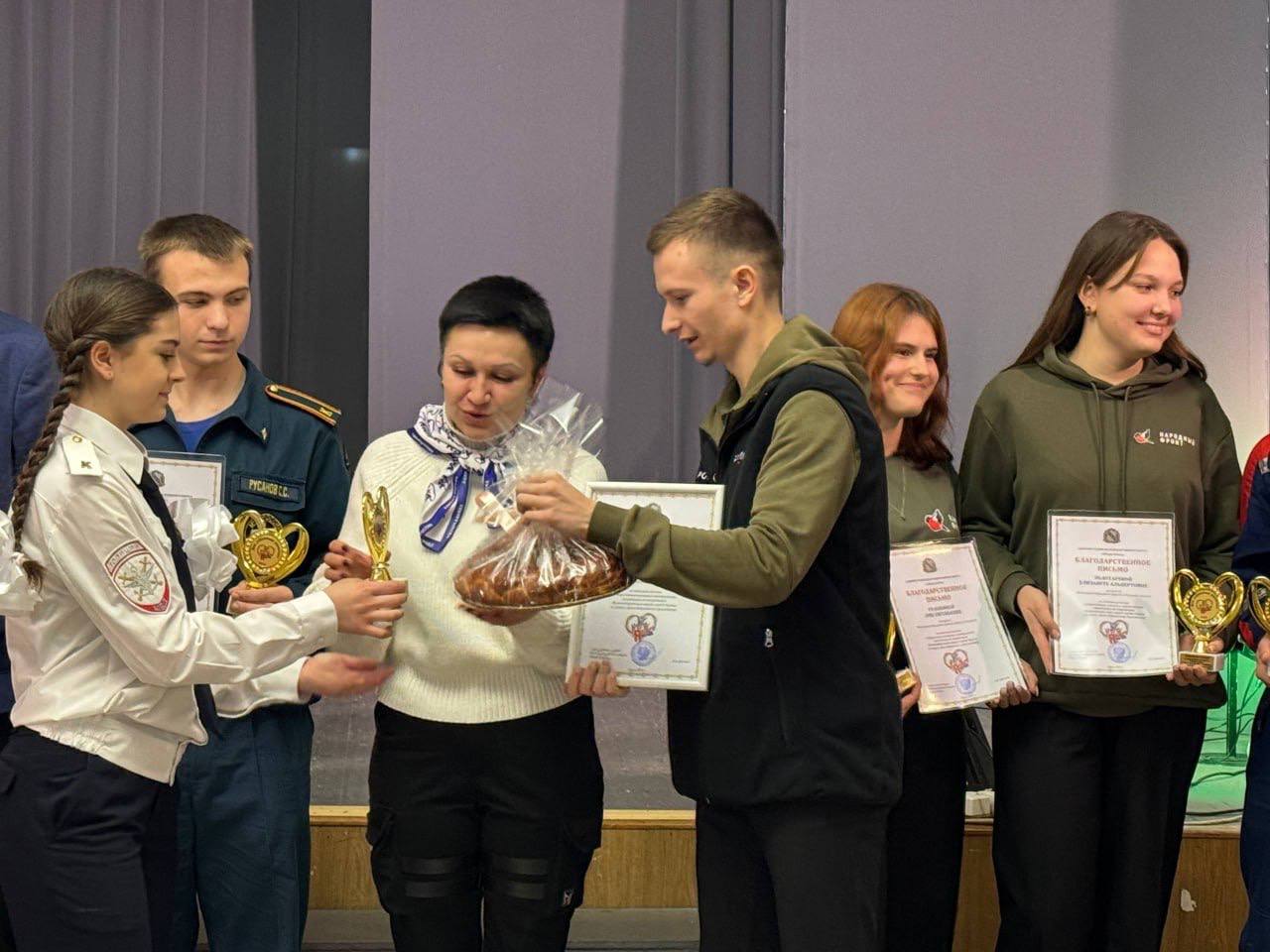 Курских волонтеров чествовали в областном Доме народного творчества