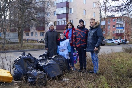 Куряне провели субботник на улице Гоголя и собрали шесть мешков мусора