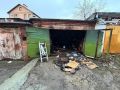В Курске пожарные вытащили горящий автомобиль из гаража