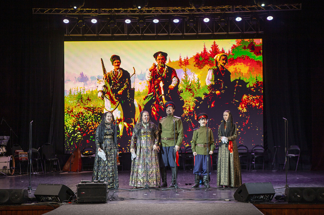 Более 20 казачьих коллективов выступили на межрегиональном фестивале «Казаки на Сейме»