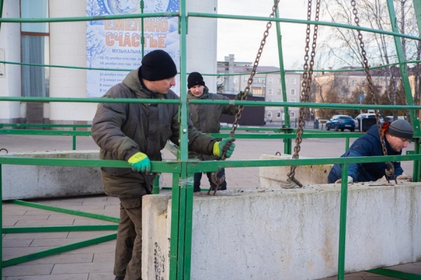 На Театральной площади Курска устанавливают новогоднюю ель