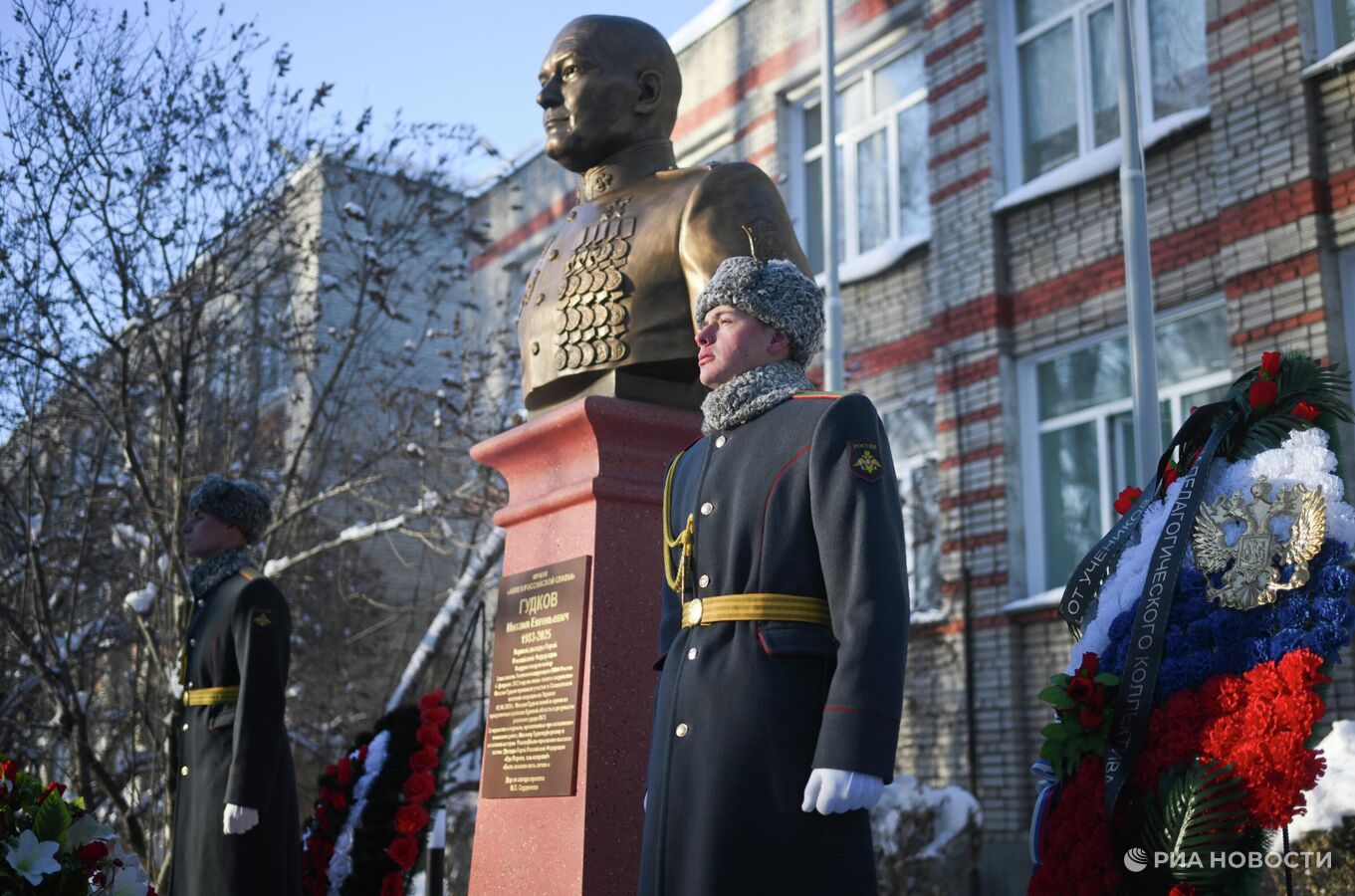 В Новосибирске открыли бюст дважды Героя России Михаила Гудкова