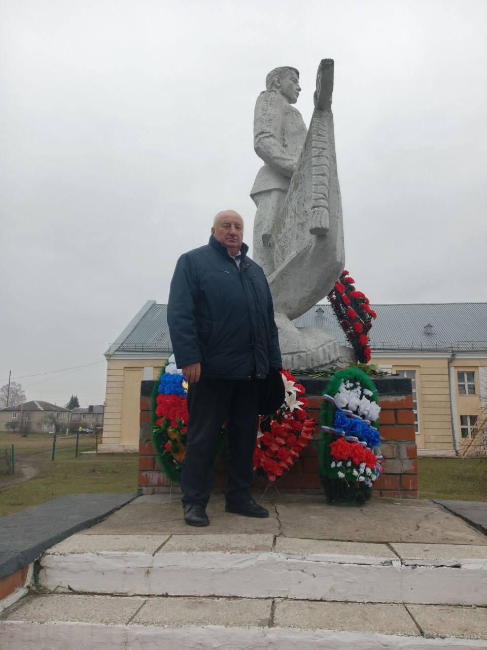 Геннадий Енютин: На площади Героев в п.Солнцево сегодня состоялся митинг и возложение цветов и венков к «вечному огню», братской могиле и стелам Героев Советского Союза и полных кавалеров ордена Славы