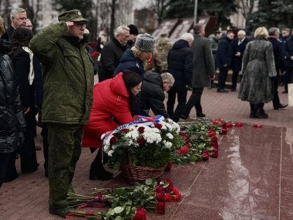 Руководитель СУ СК России по Курской области совместно с сотрудниками ведомства почтили память Героев Отечества
