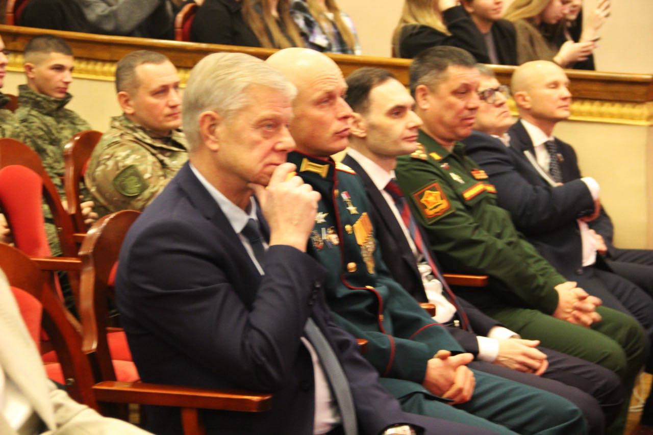 Сегодня, в День Героев Отечества, в областном центре единороссы, сторонники партии приняли участие в церемонии закрытия Года защитника Отечества