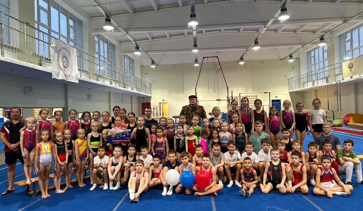 В Курске в ОСШОР в День Героя провели встречу с участником боевых действий