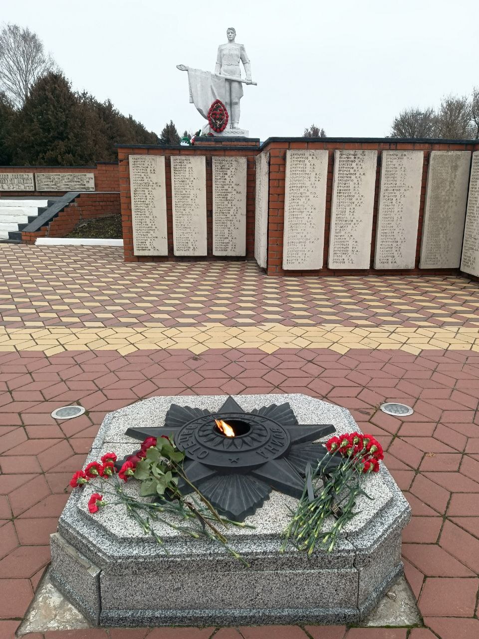 День Героев Отечества. Этот день призван увековечить память, воинскую доблесть российских воинов, которые погибли в боевых действиях