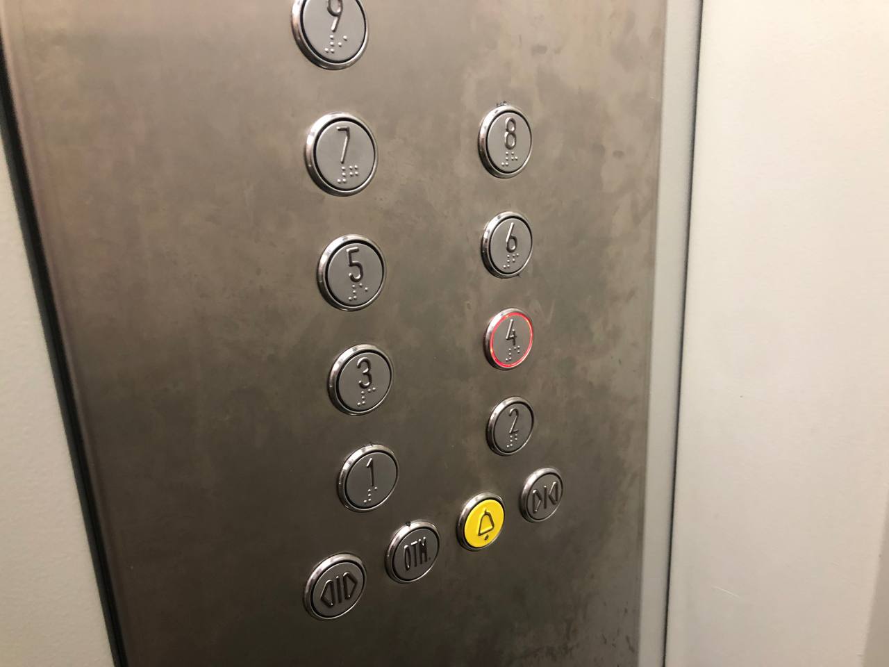 В Курске завершают замену лифтов и запускают новые «умные» кабины с музыкой