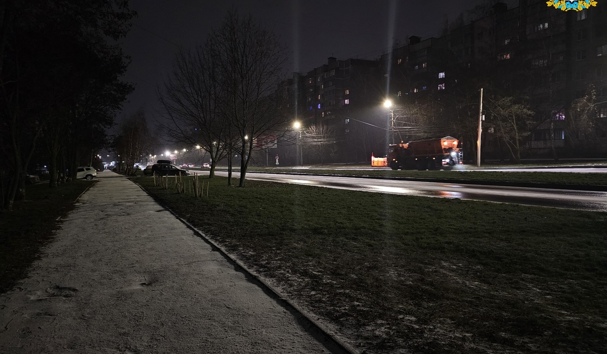 В Курской области ночью 10 декабря дороги убирали 213 спецмашин