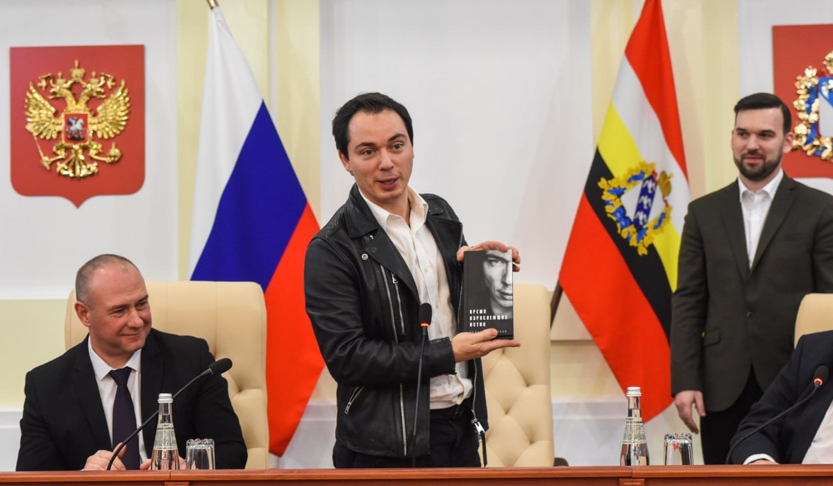 В Курске певец и депутат Родион Газманов встретился с молодёжным активом региона